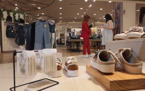 Moda.- La madre moderna busca zapatos y ropa cómoda.