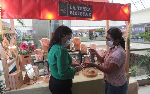 Sostenibilidad.- La tienda online La Terra Biojoyas ofrece joyas elaboradas con fibra natural encerada. Están hasta este domingo 24 de abril en la feria de emprendimiento en Policentro.