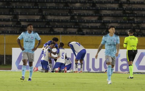 Emelec tuvo muchos problemas para imponer su estilo de juego ante el Cumbayá. Inclusive estuvo abajo en el marcador hasta cerca del pitazo final, cuando empató José Cevallos.