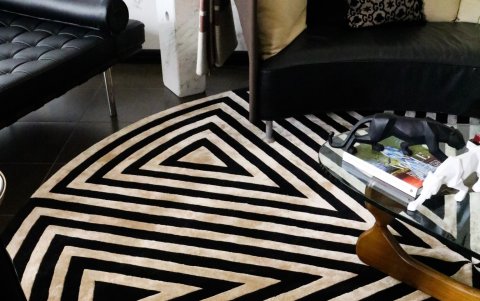 Tejedores de Nepal e India trabajan con la creativa ecuatoriana.