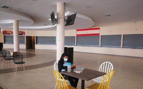 En un ambiente desolador, los trabajadores del lugar comen en el sitio.