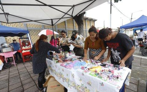 Decenas de personas se acercaban a realizar sus compras