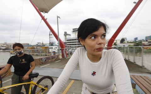 En el puente sobre la isla Santay el miedo también se apodera de los ciclistas.