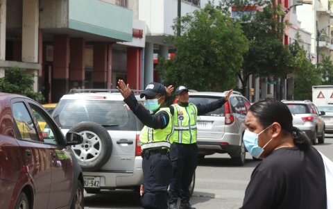 La Empresa Municipal de Tránsito tiene la competencia de rectoría local, planificación, regulación, control y gestión del tránsito, transporte terrestre y seguridad vial en Guayaquil.