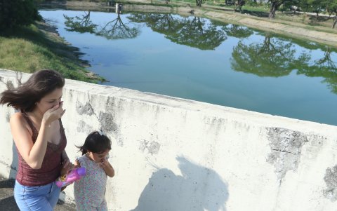 Las lagunas. Los guayaquileños dicen convivir con los malos olores desde hace al menos ocho años.