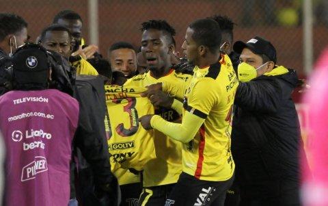 Los jugadores en el festejo cogieron la camiseta de Gabriel Cortez.