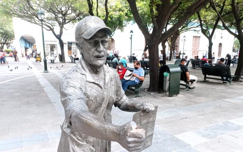 La estatua es parte de las esculturas de personajes íconos ubicadas en el centro de la ciudad.