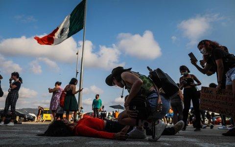 Miles de feministas mexicanas protestaron este domingo diversas marchas en la capital para exigir justicia por el presunto feminicidio de Debanhi Escobar.