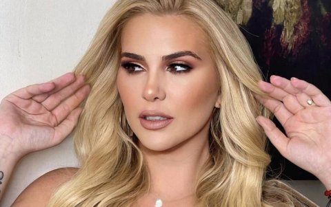 La actriz luce más rubia.