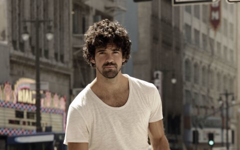 Miguel Ángel, además de conducir la gala de los premios Platino, está nominado por '100 días con la tata'.