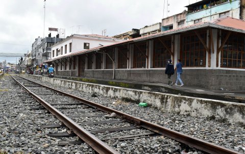 Vía. La situación obliga a quienes caminan por el sitio a saltar a la calle o los rieles para no percibir la fetidez que sale de la terminal.