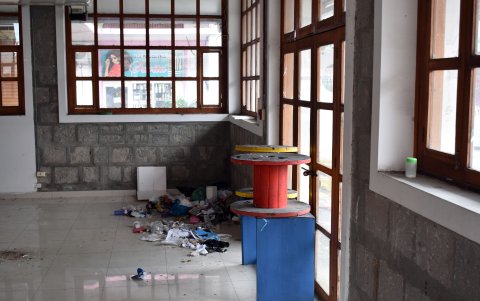 La edificación luce llena de basura.