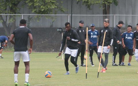 Alejandro Cabeza, delantero de Emelec, no estuvo fino en la Copa Libertadores.