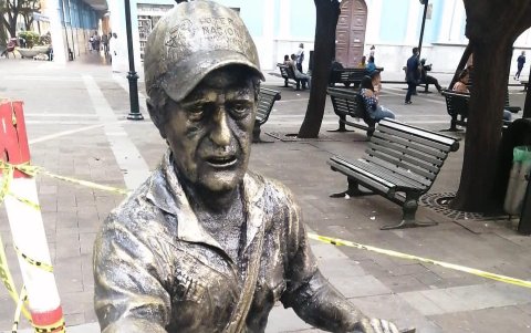 Estado. La figura tenía daños en su mano derecha y en la parte central del bolso.