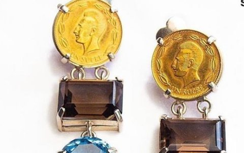 La presentadora de En Corto lleva unos aretes confeccionados a partir de sucres.