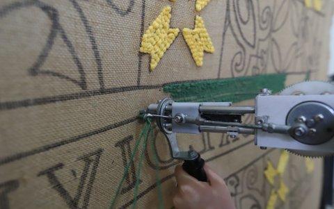 'tufting', una técnica de producción de alfombras o telares en el se inyectan unos hilos a una tela base mediante un proceso de punción.