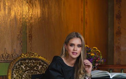 El infaltable negro. Este pantalón y camisa de color negro sacan de apuros a cualquiera y constituyen un look idóneo para una salida nocturna, puede ser a un coctel o una cena. Lo combina con los tacones muy versátiles, que pueden ser utilizados para diferentes tipos de eventos.