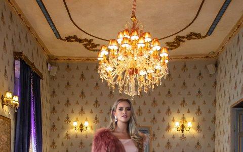 Este outfit también entra en el estilo semiformal. Todas las prendas utilizadas pertenecen a su línea de ropa. Al usarlo con este abrigo de pelos, eleva el look y pasa de ser algo para el día, a poder utilizarlo también en una noche de frío, como las de Cuenca.