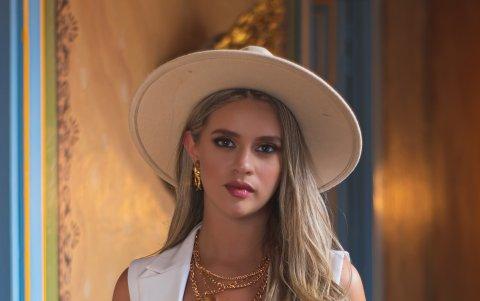 ¡Blanco! Combina el look ‘total white’ con un sombrero, su accesorio favorito, pensando en un día de campo. Queda perfecto con botas, pero si sale un plan a última hora en la ciudad, asegura que también luce muy bien con tacones, sin el sombrero y un poco más maquillada. Muy parecido el de la foto a la derecha, ahora con falta beige, a tono con el sombrero.