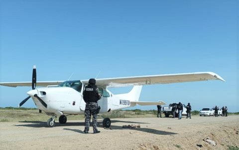 A las 3:00 del domingo la nave quedó abandonada en el sitio.