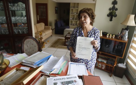 Laura Gómez muestra los oficios que ha enviado al Cabildo a lo largo de los años.