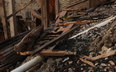 El incendio dejó todo en escombros.