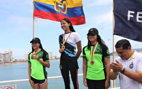 Danna Martínez (c), en una premiación en Salinas cuando ganó los 5 kms. de aguas abiertas.