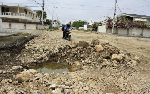 Lomas de piedras. Este ha sido el escenario la mayor parte del año en la calle Cuarta, en Chipipe.