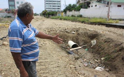 Desechos. En el sitio se ven las tuberías y en ellas basura y palos que han sido tirados o arrastrados a los hoyos, tras las lluvias.