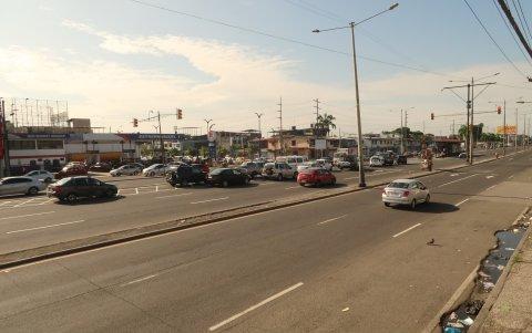 Tránsito. En el punto donde se construirá la obra, el tráfico durante las horas pico fluye con normalidad, sin generar atascos mayores.