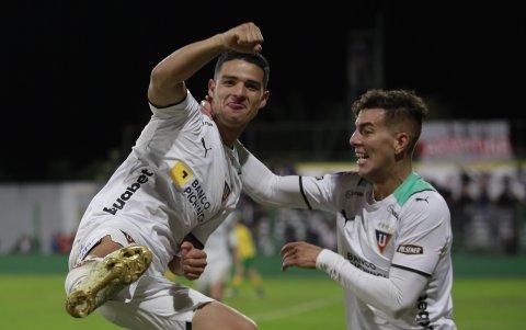 Alexander Alvarado (i) de LDU celebra un gol junto al nacionalizado Michael Hoyos.