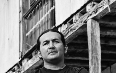 Alexis Cuzme dirigió por quince años el fanzine metal-literario Marfuz. 
Labora como editor en la Universidad Laica Eloy Alfaro de Manabí. 
Colabora con el sello Cuerpodevoces.