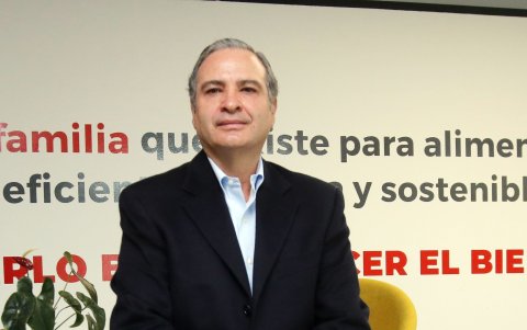 Está casado con María Gloria Ponce y es padre de tres hijos.