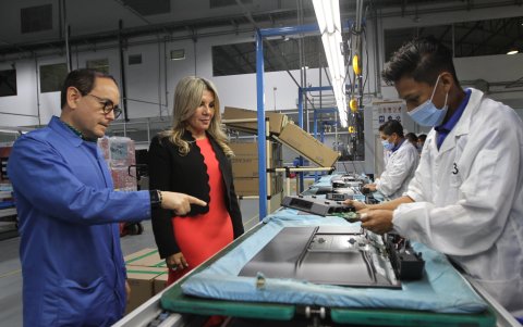 Fábrica. Yolanda Hoyos, presidenta ejecutiva de Audioelec, revisa el trabajo que se hace en una línea para ensamblar televisores de la marca Riviera.