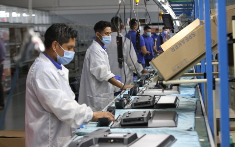 Labor.- En la fábrica Audioelec se ve una línea donde en un turno se hacen 850 televisores de 32 pulgadas y 300 pantallas de 55 pulgadas.