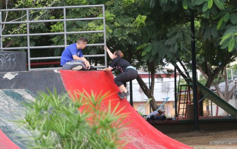 Juegos. El fútbol, el índor, los juegos de mesa y el skate constan entre las actividades que se practican al interior de los parques.