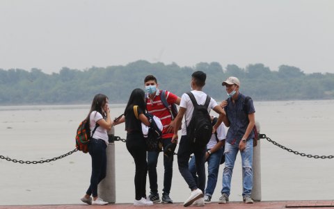 Rutina. Los jóvenes usan la pista de skate para subir y bajar o hacer ejercicios. Aprovechan cada espacio.