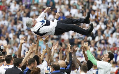 El técnico italiano Carlo Ancelotti es lanzado por los aires durante los festejos del Real Madrid.