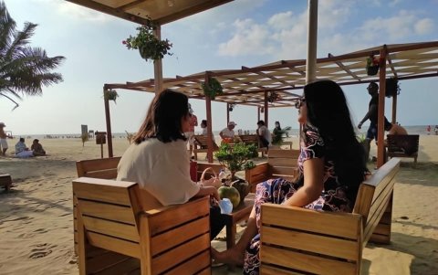 Distracción. Dos mujeres conversan en un restaurante de Esmeraldas.
