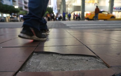 Daños. Además de la falta de una buena iluminación, hay daños en varias baldosas, lo que afea la avenida.