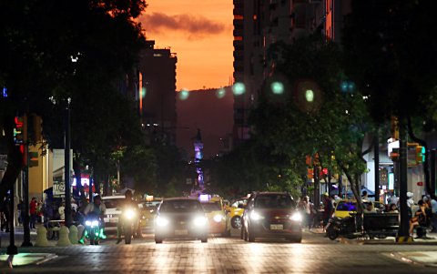 Luz. Son las  luces de los vehículos las que ayudan en algunos tramos a iluminar la 9 de Octubre.