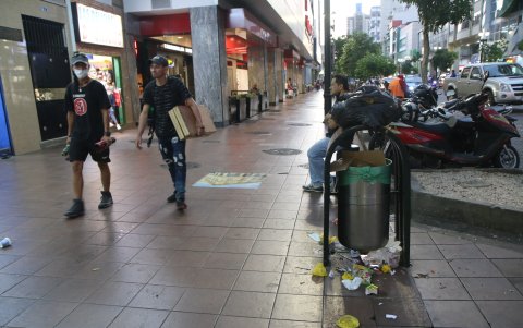 Basura. Otro problema que tiene la vía es la basura, que se acumula en tachos.
