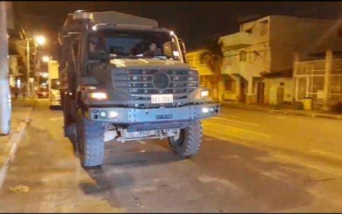 Operativo. Un camión militar realiza patrullaje por una calle del centro de Esmeraldas.