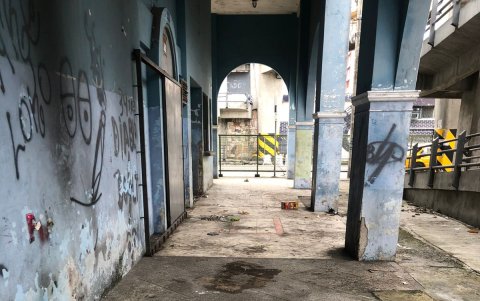 Así permanecen las peatonales del paso, el sitio donde habitan además los consumidores de drogas, según alerta la comunidad.