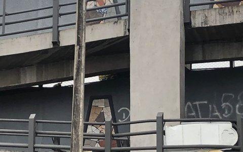 La comunidad pide que lo derriben debido a que parte de la estructura está además deteriorándose.