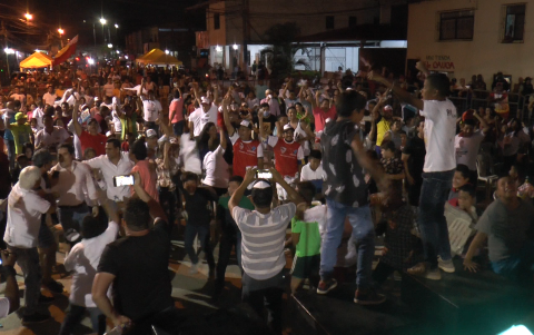Los habitantes de Chone celebran el triunfo de Chito Vera.