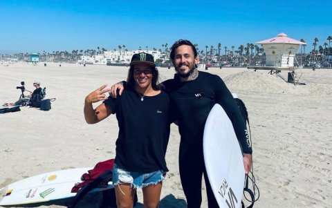 Distracción. Chito Vera (d) junto a Mimi  Barona, destacada surfista ecuatoriana.