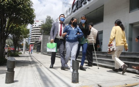 Muro. Mobiliarios de este tipo son un riesgo para las personas no videntes en la capital.