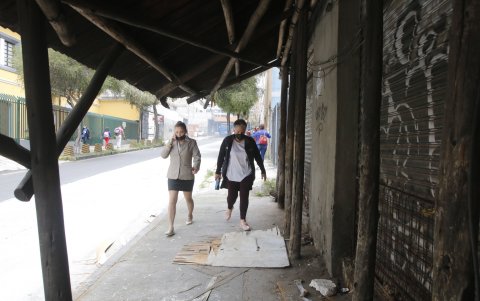 En la capital, además, hay colchonetas, cartones, señaléticas incluso en desuso sobre las veredas de algunos vecindarios.