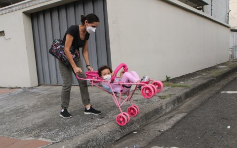 Diseño. Salir a pasear con los niños en Guayaquil es toda una odisea, ante lo poco amigables que son las aceras.